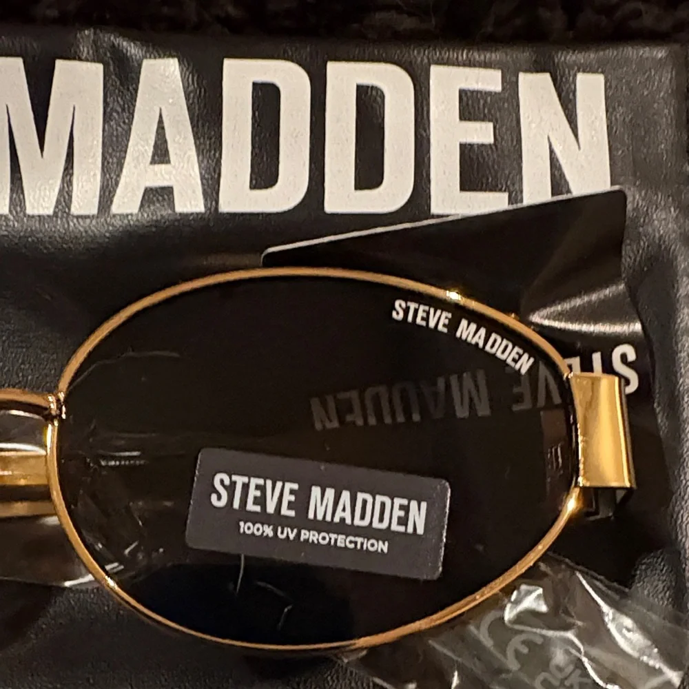 Brand new Steve Madden Oval Gold and Black Sunglasses - Picture 3 of 10